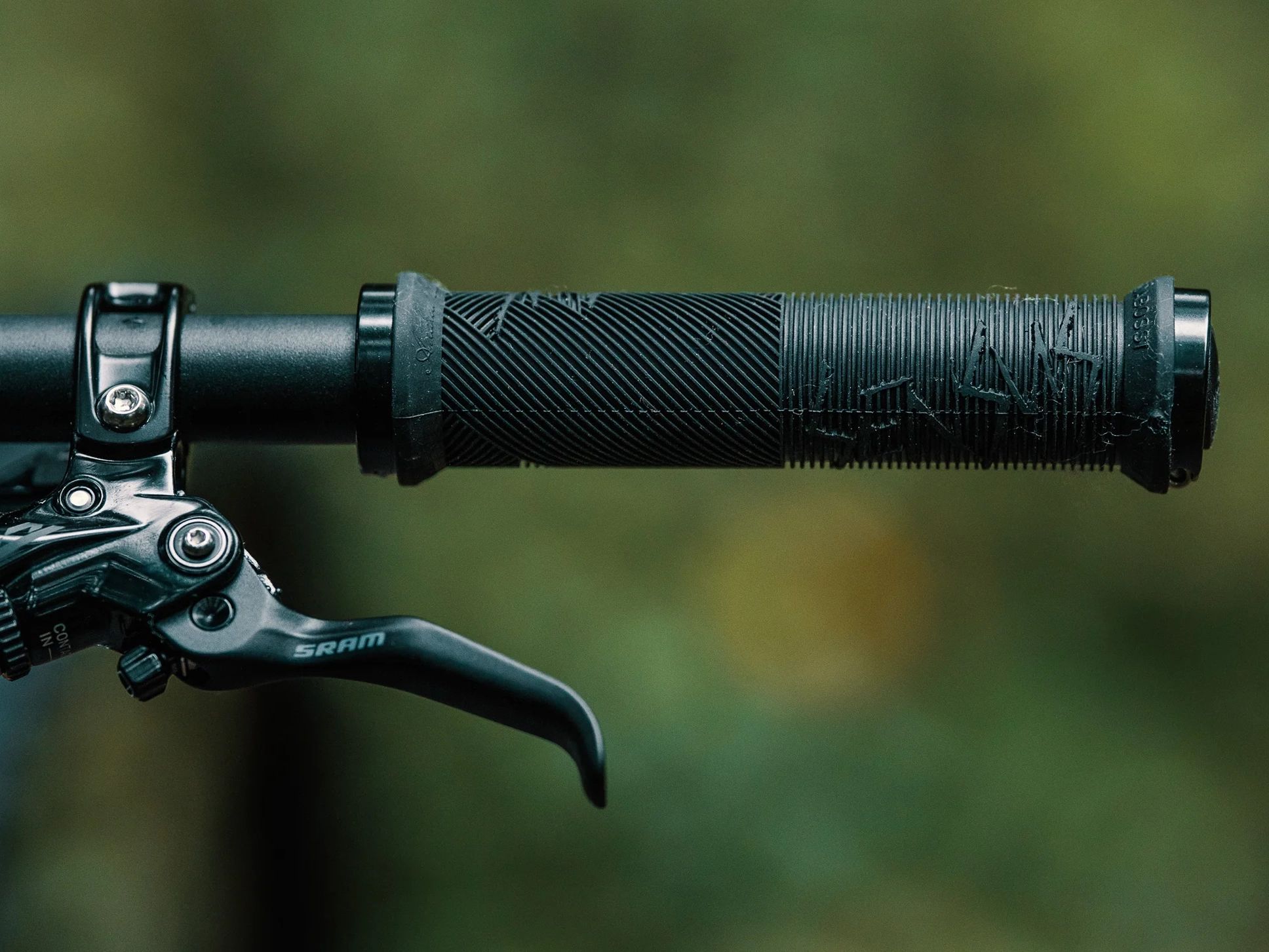 sensus-disisdaboss-lock-on-grips-live