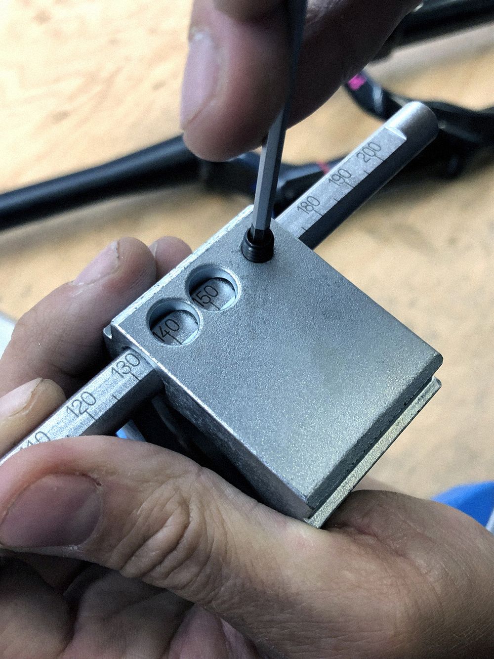 unior-steerer-tube-cutting-guide-usage-2