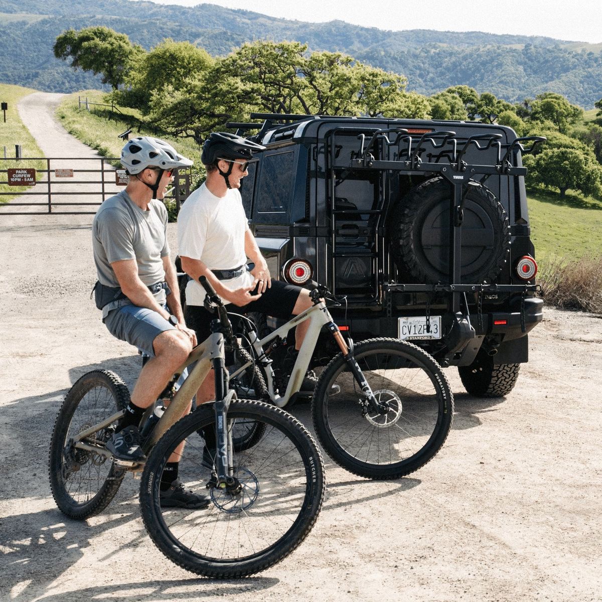thule-revert-4-bike-hitch-rack-live-2