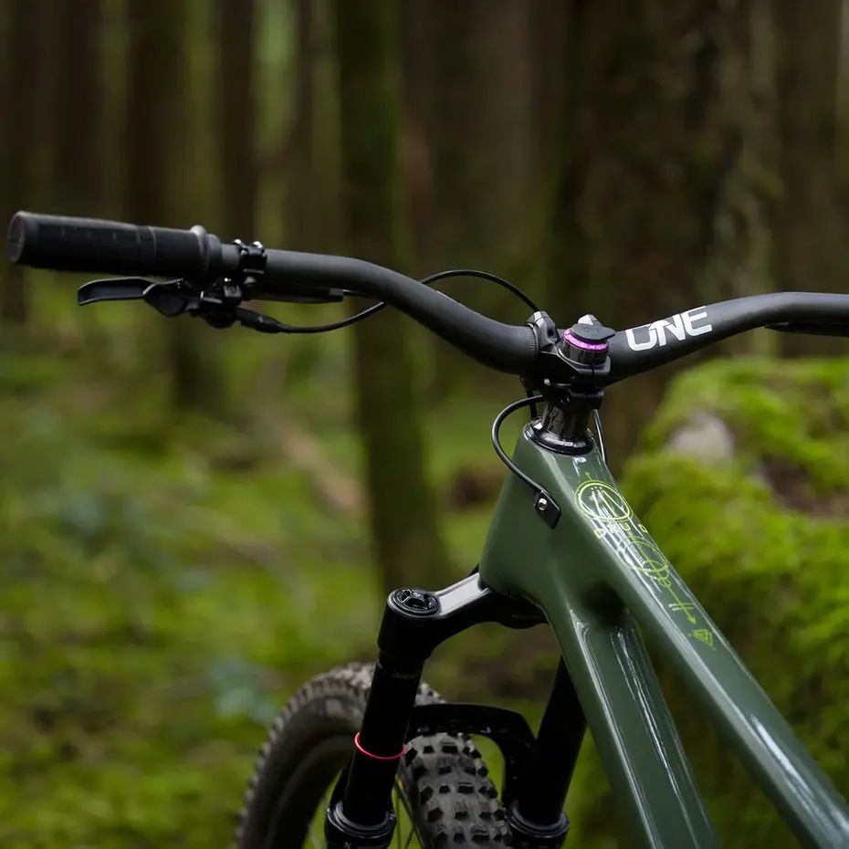 oneup-carbon-v2-handlebar-35mm-clamp-black-live-cockpit