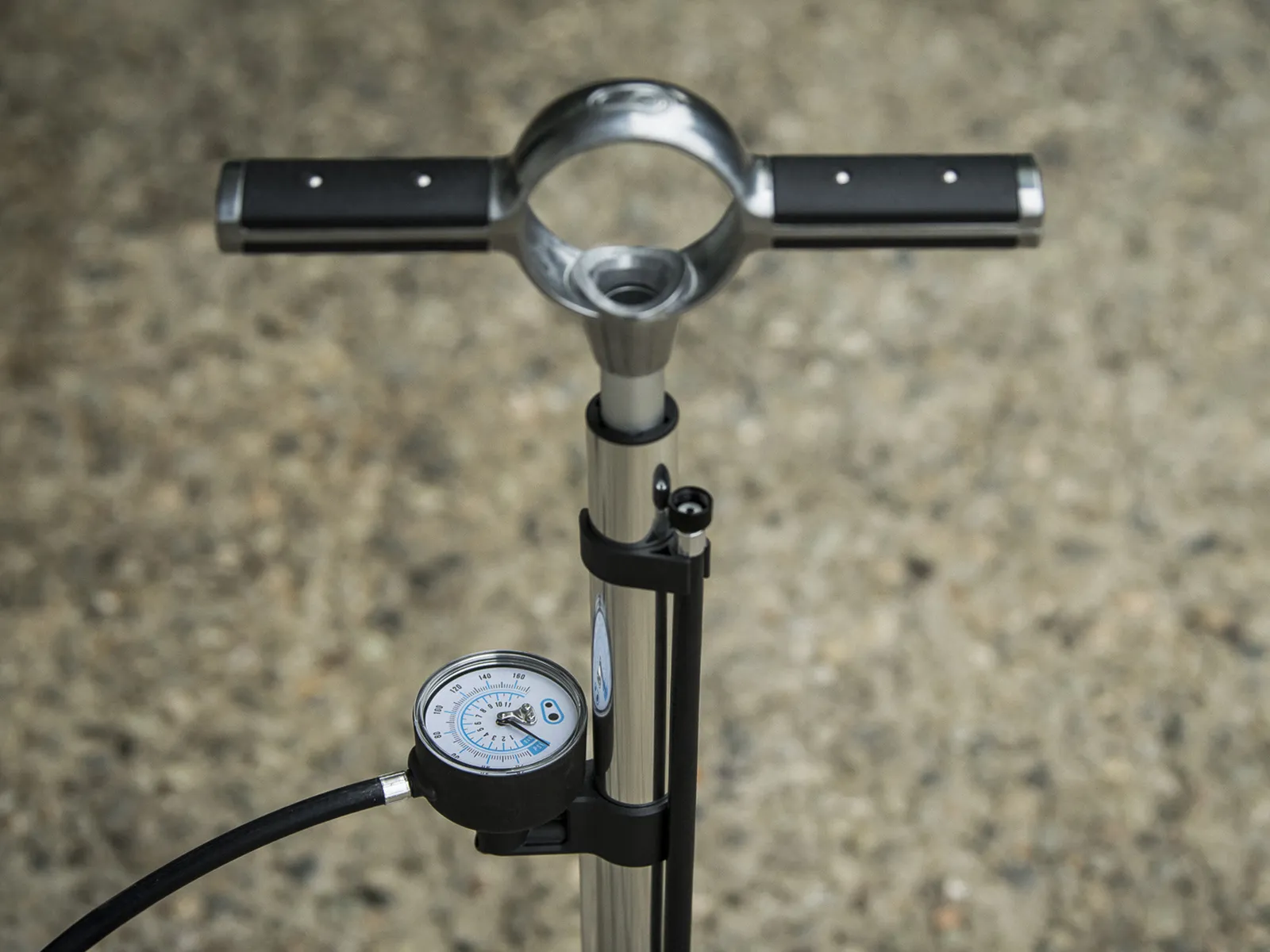 crankbrothers-klic-floor-pump-analog-w-burst-tank (3)
