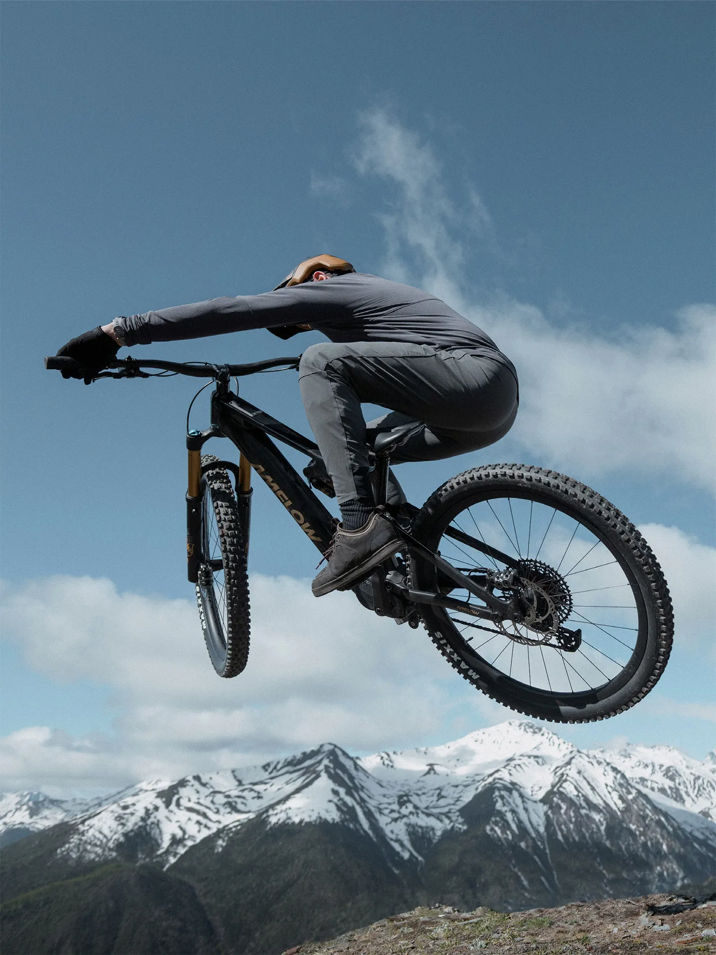 amflow-pl-carbon-800wh-black-action-3