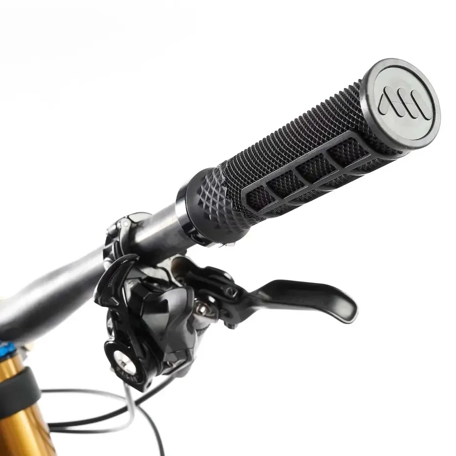 all-mountain-style-cero-grips-black-installed-right-upward